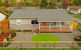 Quiet & Relaxing Retreat- Large Home With Sauna